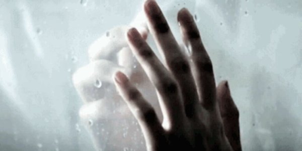 Рука к руке через стекло