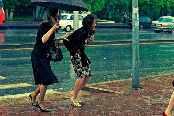 Две девушки под дождем