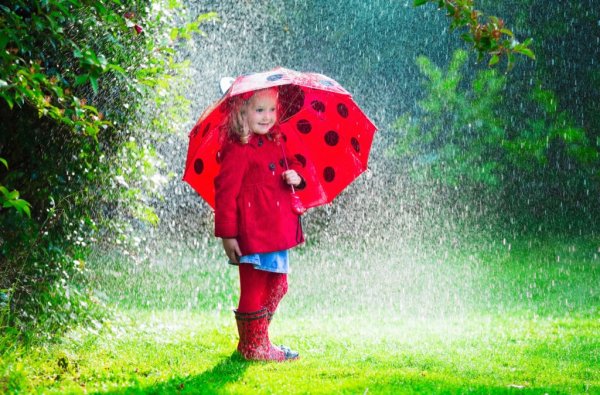 Девочка в куртке под дождем