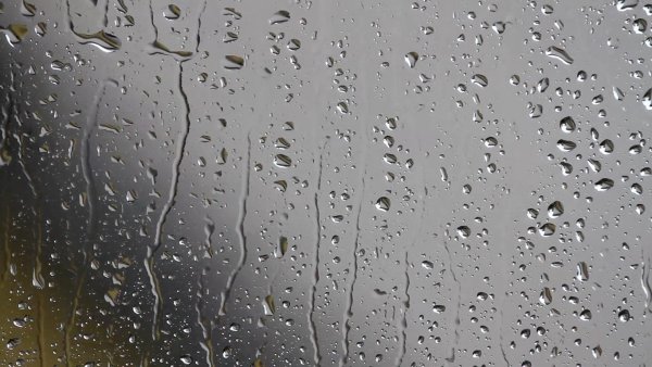 Капли дождя на стекле