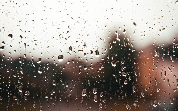 Девушка протирает запотевшее стекло