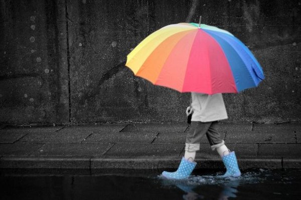 Человек с зонтиком под дождем