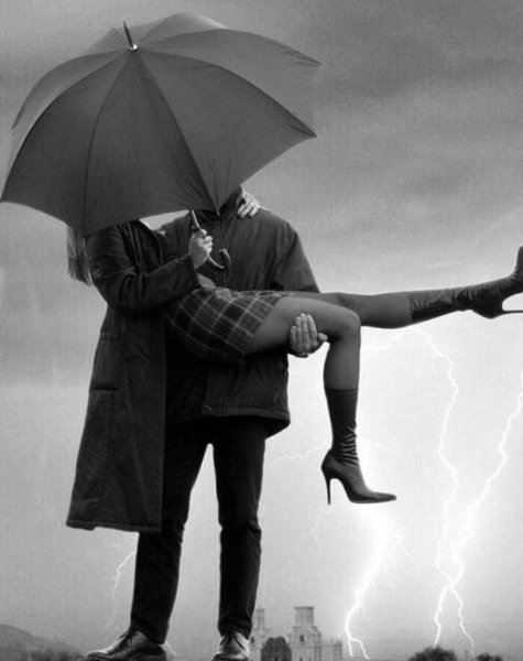 Парень и девушка под зонтом