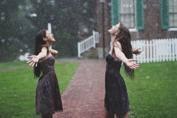 Подруги под дождем