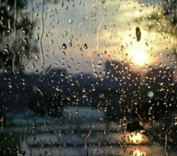 Капли дождя на окне