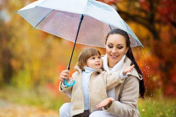 Дочь и мама под зонтом