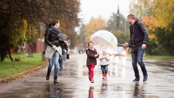 Семья под дождем