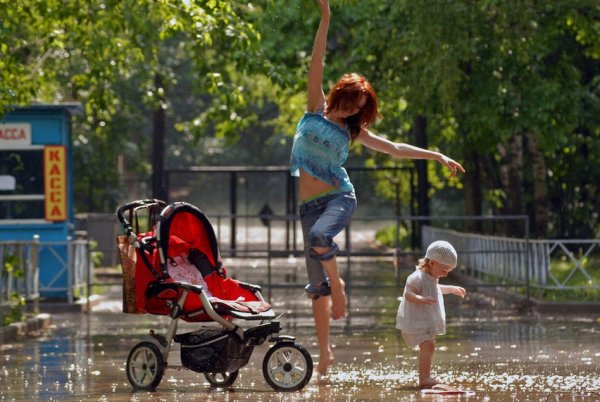 Гулять под дождем летом