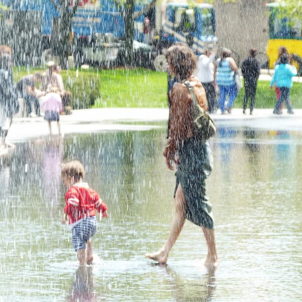 Девочка под дождем по лужам
