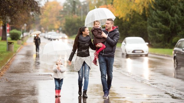 Семья с зонтиками