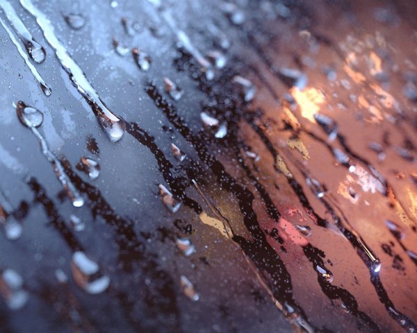 Капли воды стекают