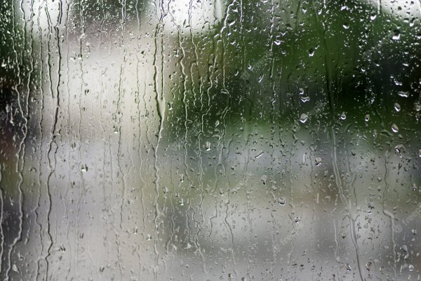 Окно с каплями дождя