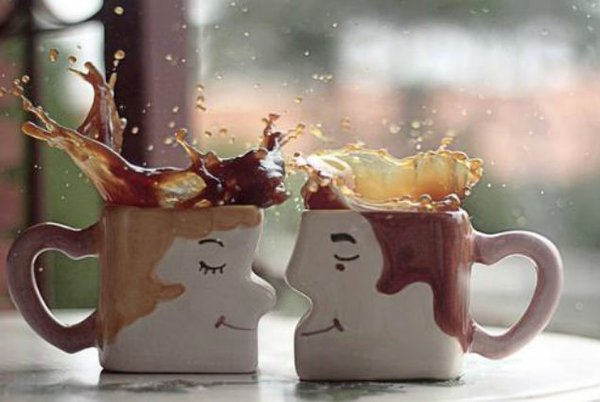 Две чашки кофе весело