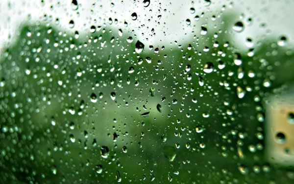 Капельки воды на стекле