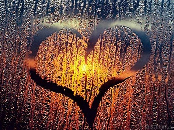 Сердечко на запотевшем стекле