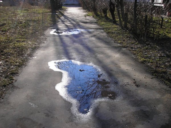 Лужи на дорогах весной