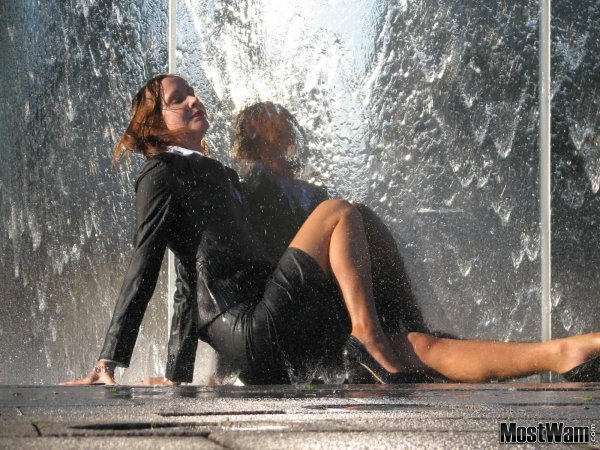 Намокла под дождем девушка