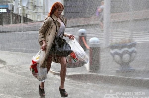 Девушка попала под дождь