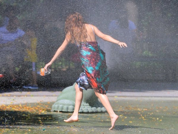 Селена Гомес под дождем