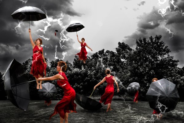 Девушка в Красном платье с белым зонтом