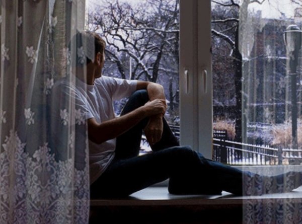 Парень за окном зима