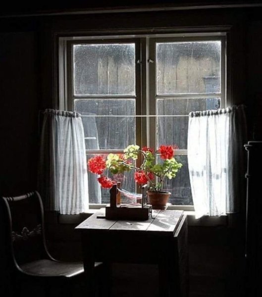 Деревенский столик у окна