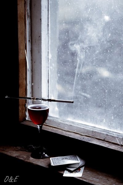 Сигареты на подоконнике