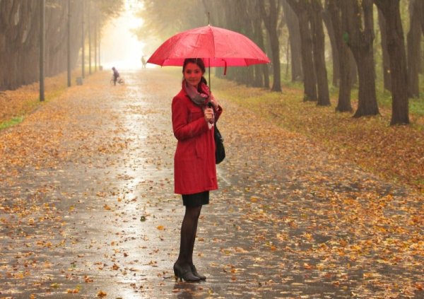 Человек с зонтом осень