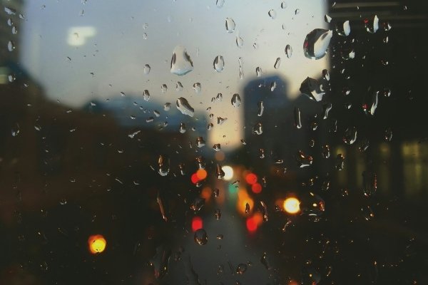 Дождь через окно