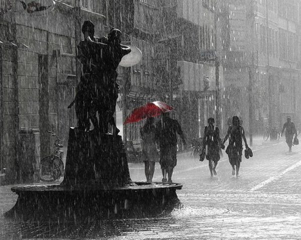 Люди на улице под дождем