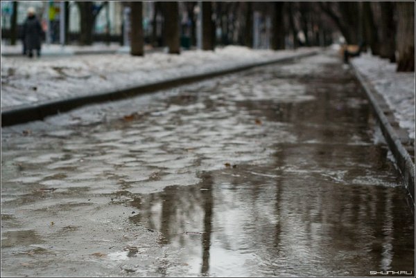 Весенние лужи в городе