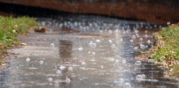 Капли дождя по луже пузыри