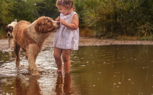 Девочка с большой собакой