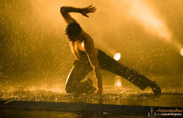 Девушка танцует под дождем