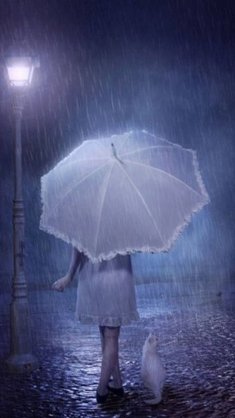 Девушка с зонтом под дождем