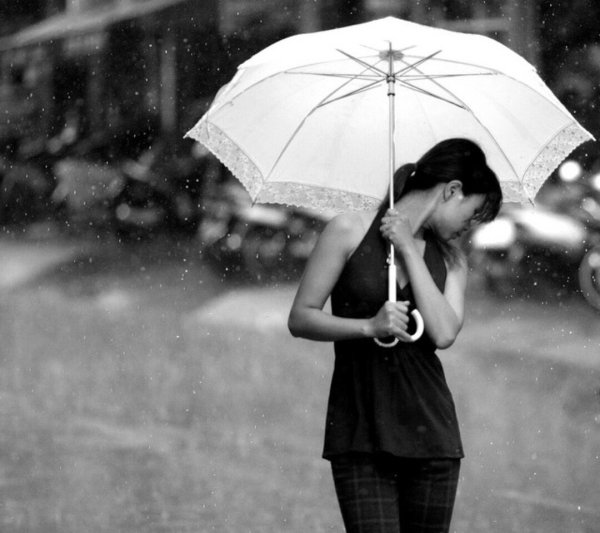 Девушка с черным зонтом