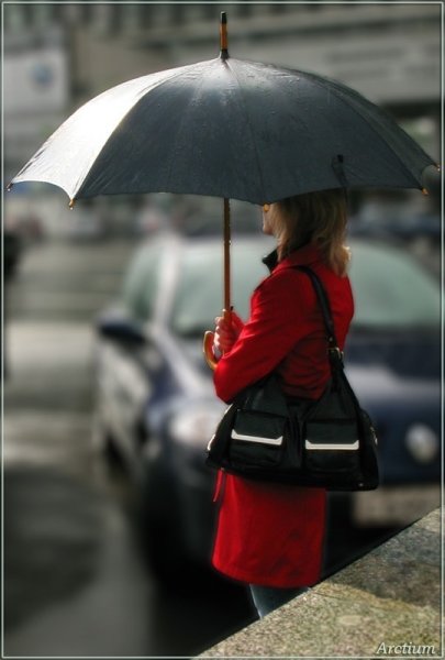 Женщина с зонтиком со спины