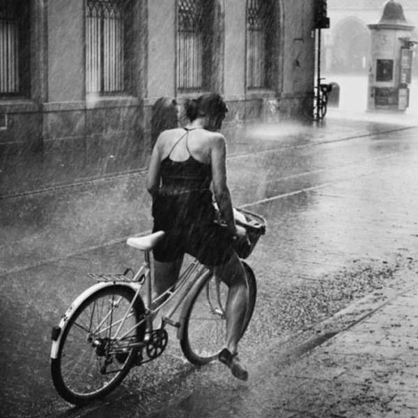 На велосипеде под дождем