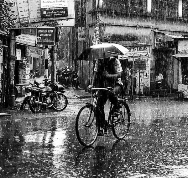 На велосипеде под дождем