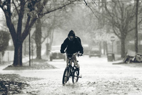Велосипедист под дождем