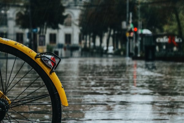 На велосипеде под дождем