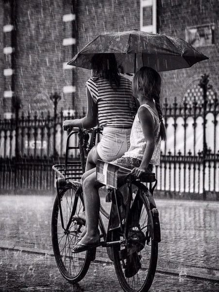 На велосипеде под дождем