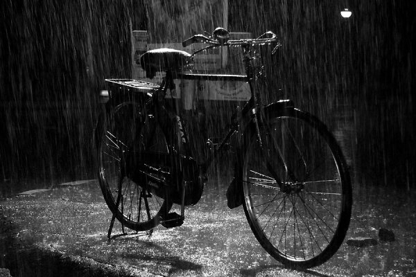 На велосипеде под дождем