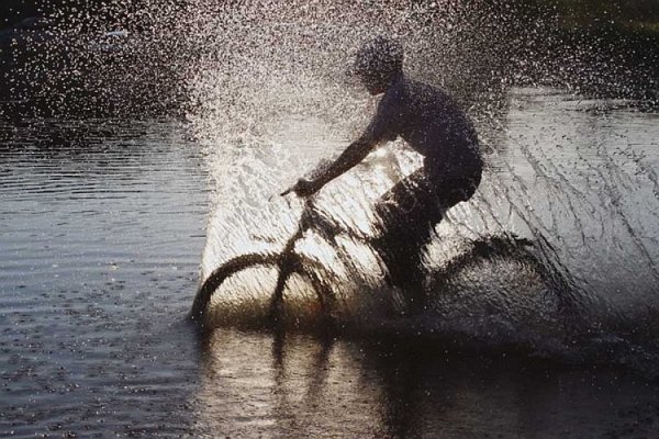 На велосипеде под дождем