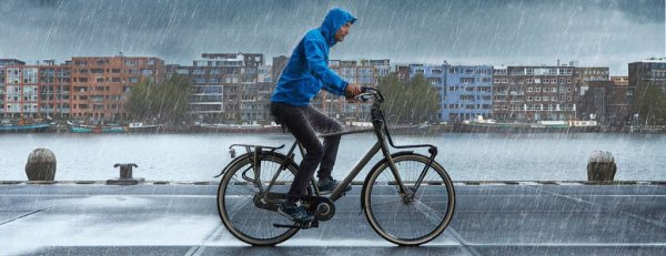На велосипеде под дождем