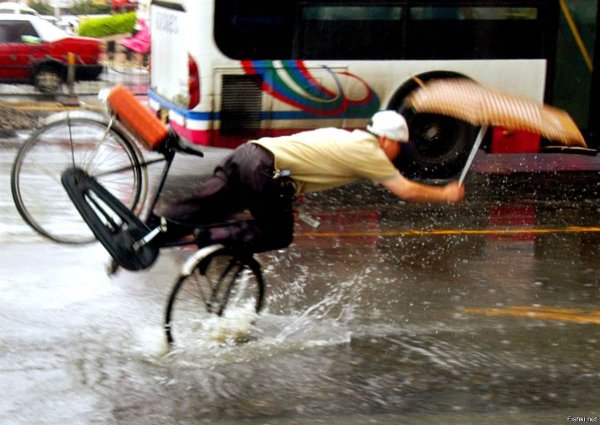 На велосипеде под дождем