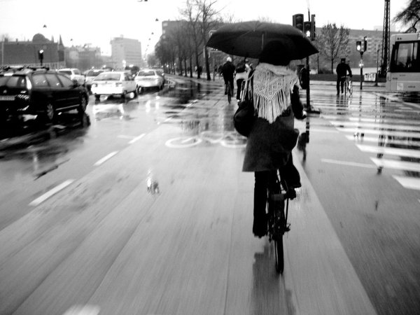 На велосипеде под зонтом