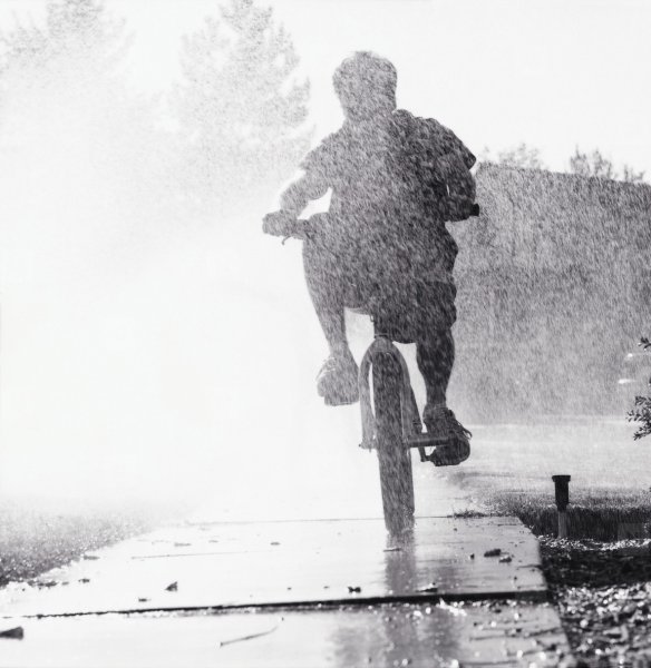 На велосипеде под дождем разгоняя