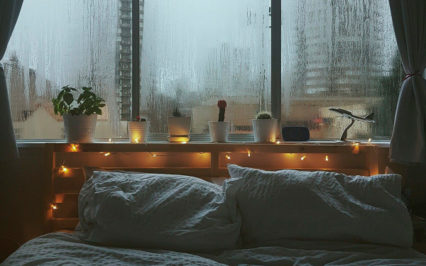 Кровать у ночного окна