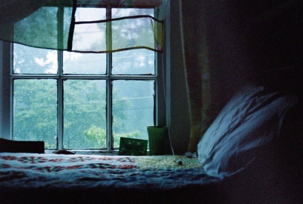 Комната с окном ночью